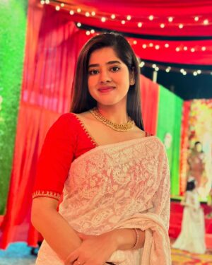 Ditipriya Roy Instagram - বিয়েবাড়ি ❤️
.
.
.
.
.
.
.
.
. #wedding #season #lookbook #ethnicwear #straighthair #shorthair #posing #fashion #style #saree #wednesday #happines #peace #family #instagood #instadaily #instafashion