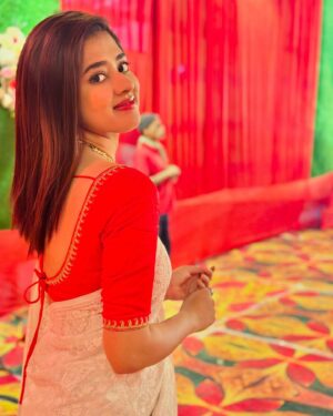 Ditipriya Roy Instagram - বিয়েবাড়ি ❤️
.
.
.
.
.
.
.
.
. #wedding #season #lookbook #ethnicwear #straighthair #shorthair #posing #fashion #style #saree #wednesday #happines #peace #family #instagood #instadaily #instafashion