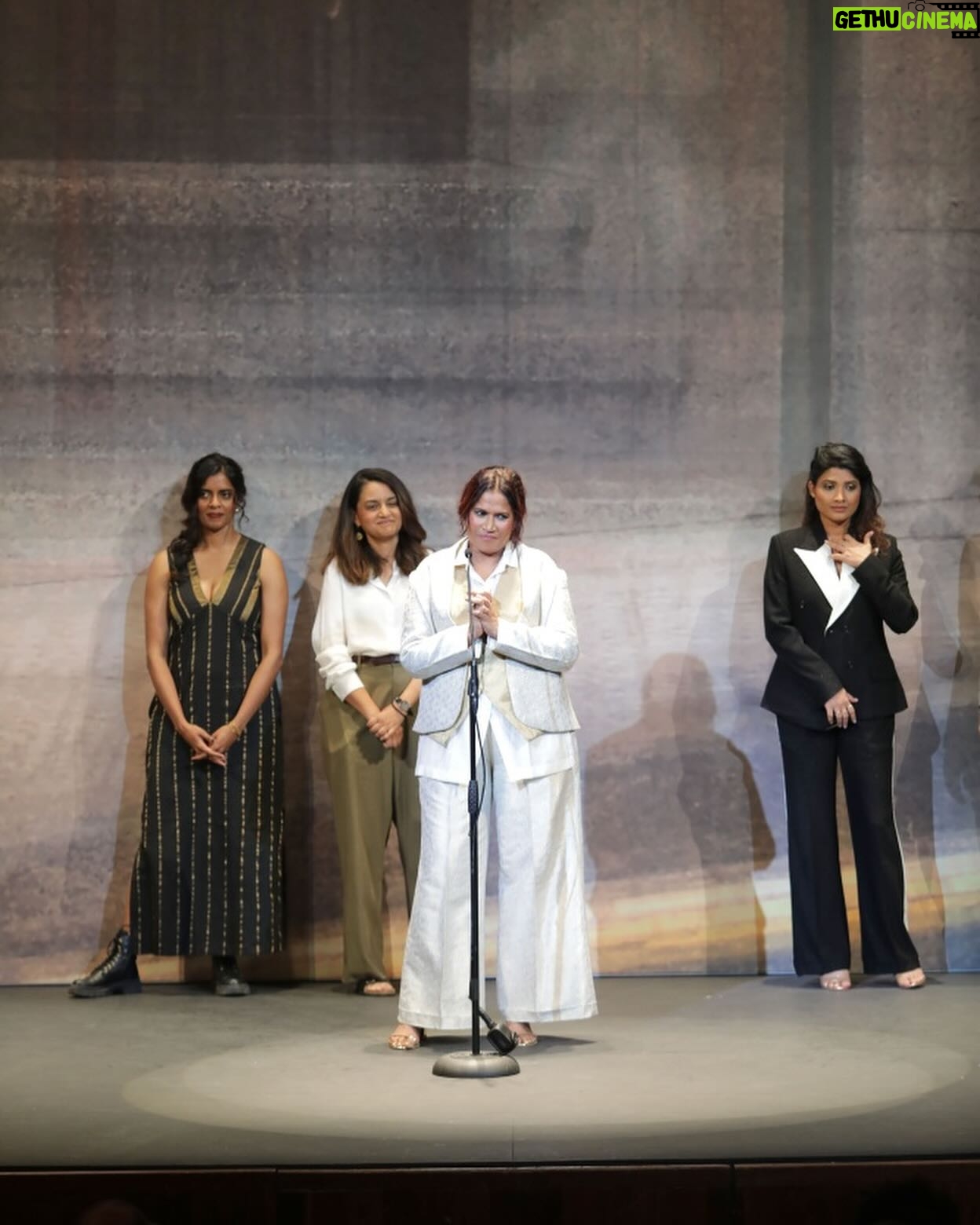 Divya Prabha - 15.9K Likes - 📸 Así ha sido el emocionante estreno de #LaLuzQueImaginamos en el #72SSIFF con Payal Kapadia y las tres protagonistas.
Ha sido la primera presentación de la película en nuestro país tras recibir el Gran Premio del @festivaldecannes 🏆
¡Y el 13 de diciembre llega a los cines!