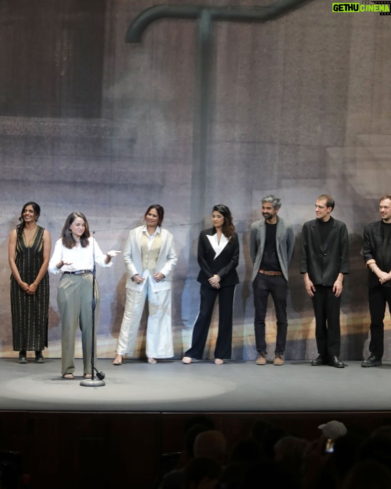 Divya Prabha - 15.9K Likes - 📸 Así ha sido el emocionante estreno de #LaLuzQueImaginamos en el #72SSIFF con Payal Kapadia y las tres protagonistas.
Ha sido la primera presentación de la película en nuestro país tras recibir el Gran Premio del @festivaldecannes 🏆
¡Y el 13 de diciembre llega a los cines!