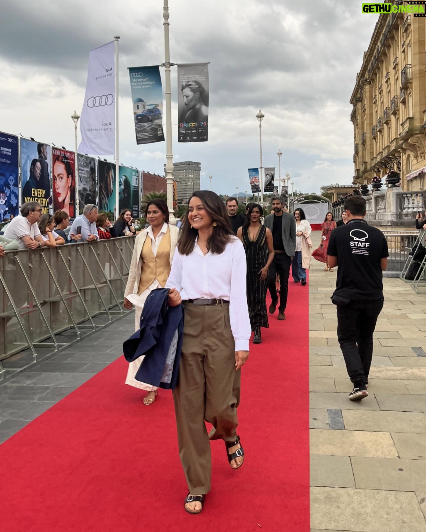 Divya Prabha - 15.9K Likes - 📸 Así ha sido el emocionante estreno de #LaLuzQueImaginamos en el #72SSIFF con Payal Kapadia y las tres protagonistas.
Ha sido la primera presentación de la película en nuestro país tras recibir el Gran Premio del @festivaldecannes 🏆
¡Y el 13 de diciembre llega a los cines!