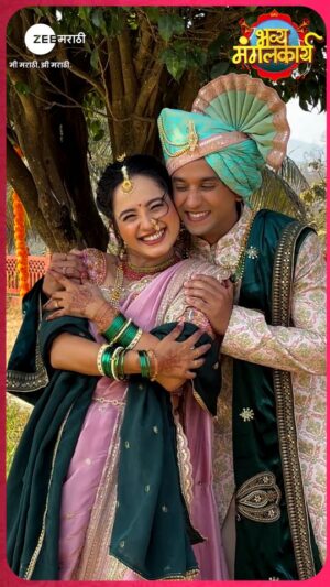 Divya Pugaonkar Instagram - सध्या सगळीकडे ट्रेंडींगला फक्त जयंत-जान्हवीची जोडीच आहे ❤️

‘पारू । लक्ष्मीनिवास’
महासंगम,
3 फेब्रुवारी । 7:30 PM

#Paaru #LakshmiNiwas #Mahasangam #ZeeMarathi #MeMarathiZeeMarathi #BhavyaMangalKarya
