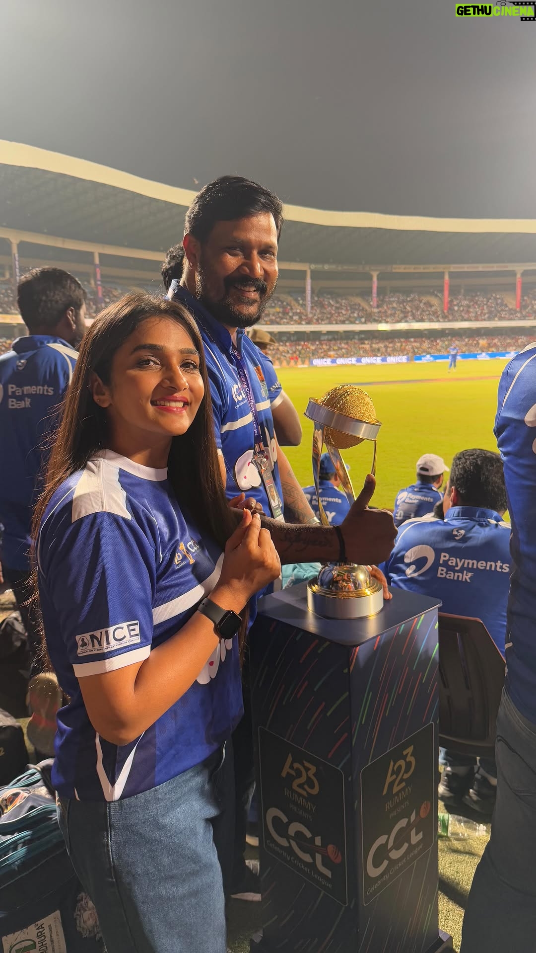 Divya Uruduga - 168.4K Likes - 🥳 All about last night!!
#divyauruduga #divyau #du #D #arviyans #arviya #preetiirali
💛🖤