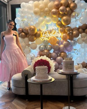 Dorra Instagram - 13/01/2025
Thank you all for your birthday wishes full of love, it means a lot to me 🎂💕🙏
شكرا من كل قلبي على معايداتكم وتمنياتكم لي المليئة بالحب 🤍
Merci infiniment pour vos vœux sincères qui m’ont fait chaud au cœur 🤍
Thank you habibi @hanysaad.hs for making it more beautiful 

Dress @maisondorrazarrouk 🎀