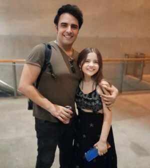 Duda Batista Instagram - E mais uma vez, à família @moellerbotelho ARRASOU! Que espetáculo!!! Estou simplesmente apaixonada !!! Simplesmente impecável! @musicalrockinrio40 👏🏻👏🏻👏🏻🎸🤘👏🏻👏🏻🎭

@rodrigopandolfo 
@malurodriguesoficial 
@betosargentelli 
@belkutner 
@gottscha 
@marianna_alexandre 
@charlesmoeller 
@c_botelho.claudio
