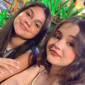 Duda Batista Instagram - Ainda sobre a festa da tia @marynovaisp !! Um tbt muito especial ❤️❤️👏🏻✨🎉🎉

#dudabatista #festa #tbt #50anos #fy #viral #fyp #fypシ