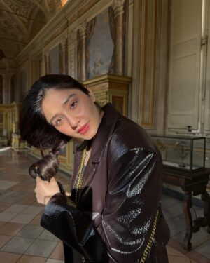 Dur-e-Fishan Saleem Instagram - Girl is becoming quite an art lover lately!!

Also I have been told it’s giving matrix but no it’s giving Badshah (iykyk)💋