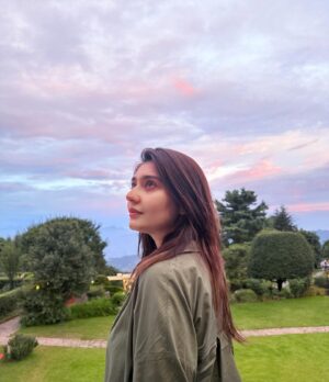 Dur-e-Fishan Saleem Instagram - Weekend getaway with these 2-literally growing up/old together 🗻🌻
Missing sana and Kinz 🤍