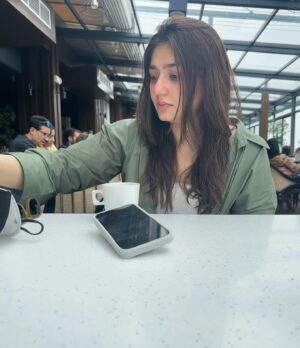 Dur-e-Fishan Saleem Instagram - Weekend getaway with these 2-literally growing up/old together 🗻🌻
Missing sana and Kinz 🤍