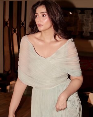 Dur-e-Fishan Saleem Instagram - Ponds🩵

🌟 of the show @zahrasarfraz for making an outfit in 6 hours 🤗

@salman.mua 💄
@hairbyawais 💇‍♀️
@rehanmithanii 📸