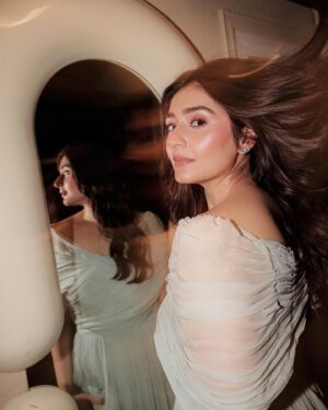 Dur-e-Fishan Saleem Instagram - Ponds🩵

🌟 of the show @zahrasarfraz for making an outfit in 6 hours 🤗

@salman.mua 💄
@hairbyawais 💇‍♀️
@rehanmithanii 📸