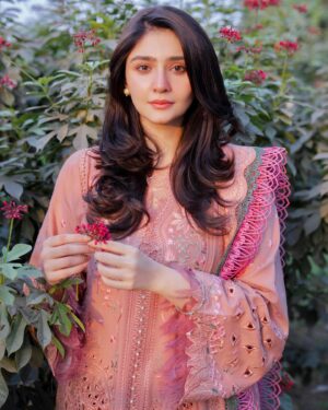 Dur-e-Fishan Saleem Instagram - X @binilyasofficial
Embracing the winter vibes in this stunning Karandi dress! 
 

#binilyas #ootd #pakistan #winterwear #winterstyle #karandilove

Coordinations @instahurabpr 

@ayeshanoorkurdd 📸