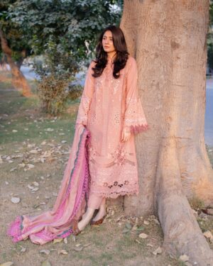 Dur-e-Fishan Saleem Instagram - X @binilyasofficial
Embracing the winter vibes in this stunning Karandi dress! 
 

#binilyas #ootd #pakistan #winterwear #winterstyle #karandilove

Coordinations @instahurabpr 

@ayeshanoorkurdd 📸