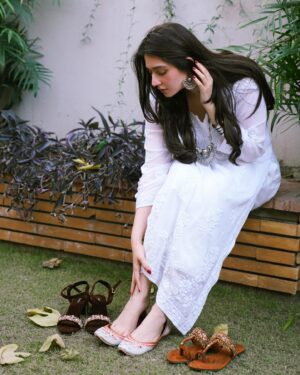 Dur-e-Fishan Saleem Instagram - @dazzlebysarah my all time favourite!!😍 Grab the stunning collection of juttis and flaunt like me!!✨

Shop now at www.dazzlebysarah.com

#Dazzle #Dazzlebysarah #Dazzlegirl #MadewithLove

📸 @ayeshanoorkurdd