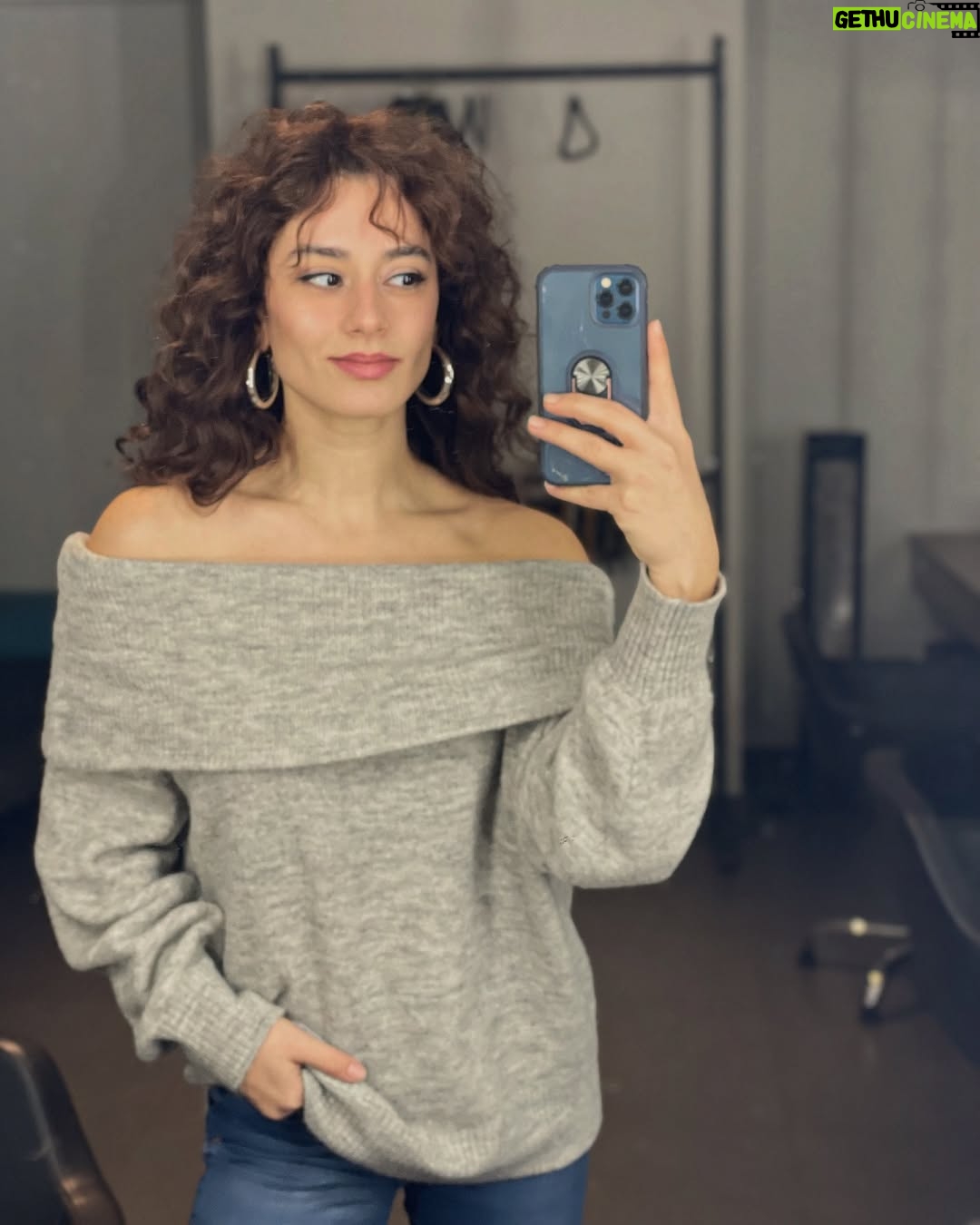 Ece Yaşar - 17.8K Likes - Throwback mi kaldı derseniz, evet derim: Aniden gelen süslenme perileri post attırdı.