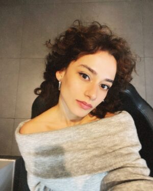 Ece Yaşar Instagram - Throwback mi kaldı derseniz, evet derim: Aniden gelen süslenme perileri post attırdı.