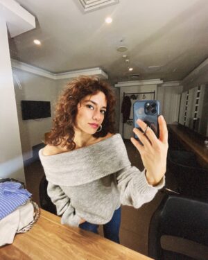 Ece Yaşar Instagram - Throwback mi kaldı derseniz, evet derim: Aniden gelen süslenme perileri post attırdı.