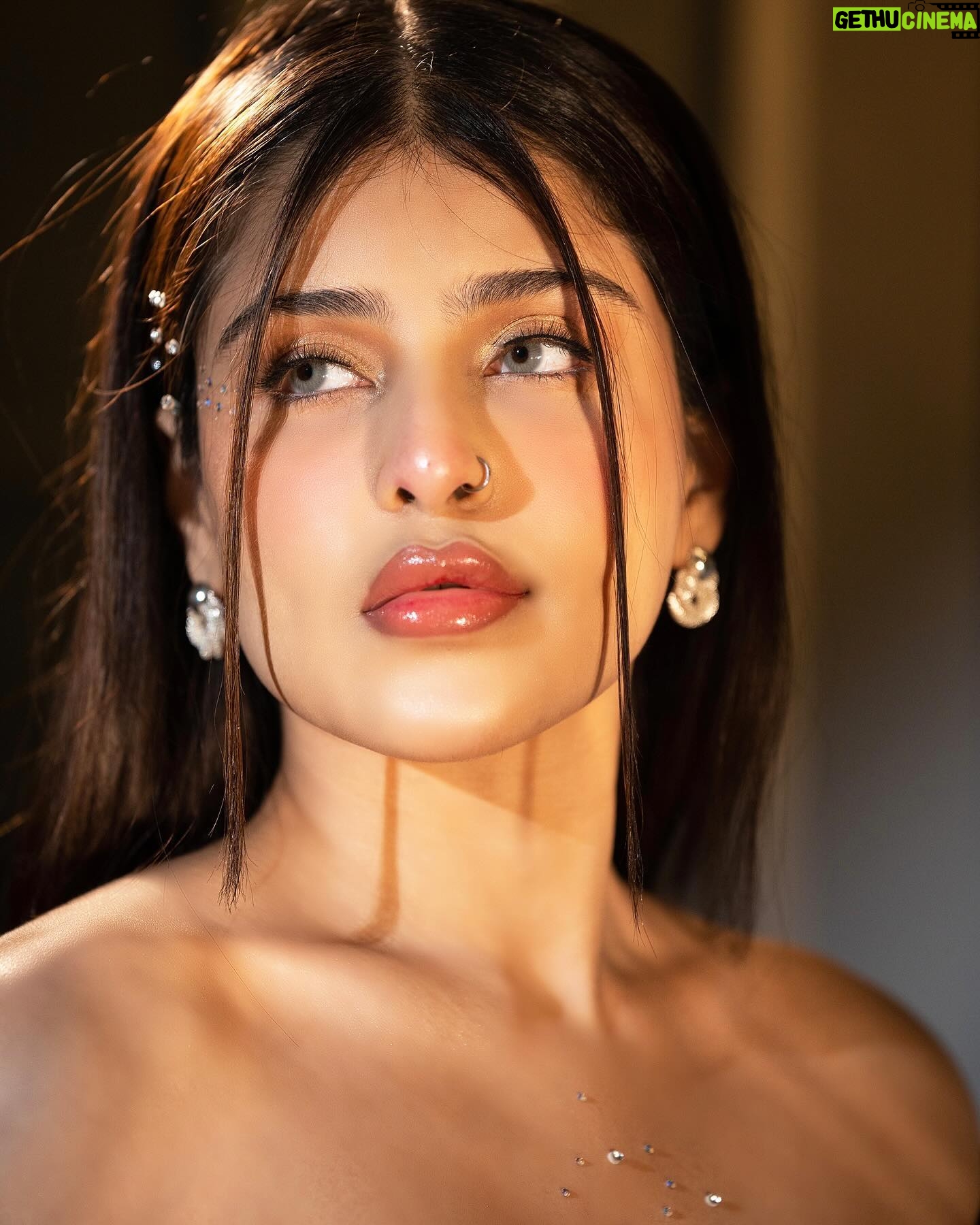 Edin Rose - 118.8K Likes - spotlight baby
Shot by @avigfilms @iamavii_
Asst @meet_singh_113 @ronybhatia @shyammatlani
Makeup @vividh_makeovers_
Hair Stylist @soniya_makeup_hair_artist
Boots @maniawalker