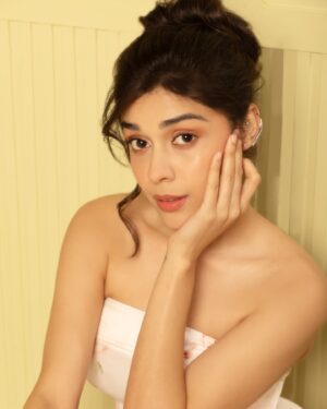Eisha Singh Instagram - Eyes on the world, heart lost in a dream 💌

Shot by @photographybyafn 
Styled by @aesana0710 
Makeup by @sky_toglam 
Outfit courtesy @clayandcai
Jewellery courtesy @the_jewel_gallery