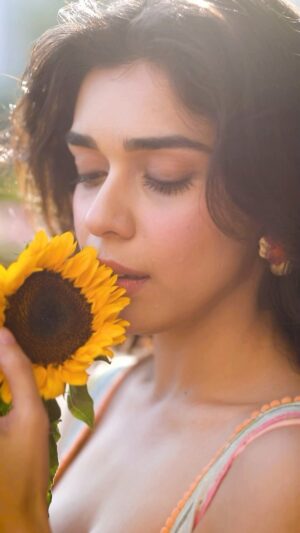 Eisha Singh Instagram - Chasing sunlight, one petal at a time 🌻

#EishaSingh #SunKissed