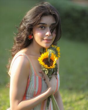Eisha Singh Instagram - Just like a sunflower changes it’s direction from where it soaks sunlight, I change my direction towards the source of all your love, As I love basking in it 🌻 

Grateful for all the love showered on me by my Tribe💛

Photographer - @portraitdeewana 
MUAH - @celebsmakeupbysejal
Outfit- @ribelle.in
Rings- @cherryblossoms.designs
Footwear- @yoho_lifestyle
Styled By- @saloni142_
Assisted By- @_.nidhipurohit
Team - @oceanmediapr

#eishasingh #eishastribe #photoshoot
