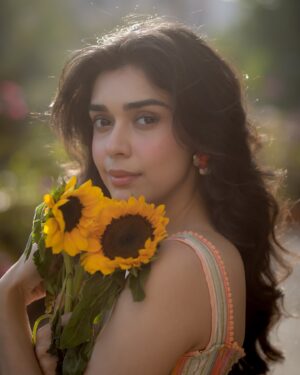Eisha Singh Instagram - Just like a sunflower changes it’s direction from where it soaks sunlight, I change my direction towards the source of all your love, As I love basking in it 🌻 

Grateful for all the love showered on me by my Tribe💛

Photographer - @portraitdeewana 
MUAH - @celebsmakeupbysejal
Outfit- @ribelle.in
Rings- @cherryblossoms.designs
Footwear- @yoho_lifestyle
Styled By- @saloni142_
Assisted By- @_.nidhipurohit
Team - @oceanmediapr

#eishasingh #eishastribe #photoshoot
