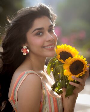 Eisha Singh Instagram - Just like a sunflower changes it’s direction from where it soaks sunlight, I change my direction towards the source of all your love, As I love basking in it 🌻 

Grateful for all the love showered on me by my Tribe💛

Photographer - @portraitdeewana 
MUAH - @celebsmakeupbysejal
Outfit- @ribelle.in
Rings- @cherryblossoms.designs
Footwear- @yoho_lifestyle
Styled By- @saloni142_
Assisted By- @_.nidhipurohit
Team - @oceanmediapr

#eishasingh #eishastribe #photoshoot