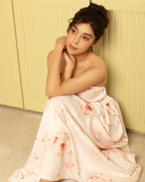 Eisha Singh Instagram - Eyes on the world, heart lost in a dream 💌

Shot by @photographybyafn 
Styled by @aesana0710 
Makeup by @sky_toglam 
Outfit courtesy @clayandcai
Jewellery courtesy @the_jewel_gallery