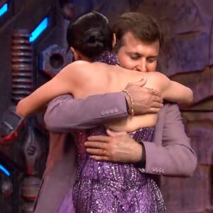 Eisha Singh Instagram - Sharing the stage with the man with a golden heart, Salman sir, A very big thankyou for being the most protective and the most loving one when I was away from my near and dear ones. 

And hugging papa after 3 months calmed all the hurricanes in my heart, Have been his little girl, Always 🥰

PS - Posting the pictures on public demand! 😉

#EishaSingh #BiggBoss18 #SalmanKhan #Memories