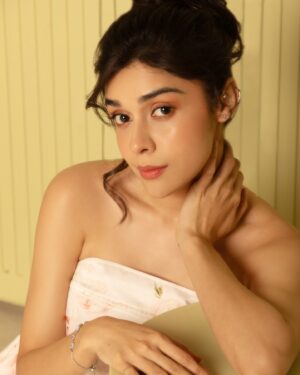 Eisha Singh Instagram - Eyes on the world, heart lost in a dream 💌

Shot by @photographybyafn 
Styled by @aesana0710 
Makeup by @sky_toglam 
Outfit courtesy @clayandcai
Jewellery courtesy @the_jewel_gallery