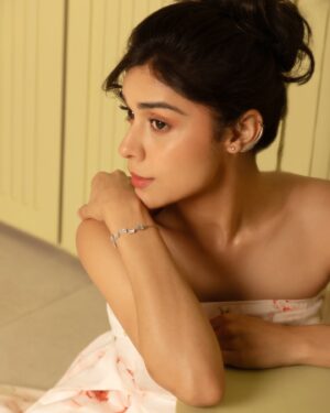 Eisha Singh Instagram - Eyes on the world, heart lost in a dream 💌

Shot by @photographybyafn 
Styled by @aesana0710 
Makeup by @sky_toglam 
Outfit courtesy @clayandcai
Jewellery courtesy @the_jewel_gallery