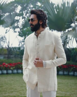 Eka Lakhani Instagram - @kartikaaryan owning the monochrome, on the prestigious occasion of the Arjuna Awards. 🤍🙌🏼

Wearing @kunalrawalofficial
Sunglasses @kuboraum @rkumaropticians
Shoes @shutiqofficial

Styled by @ekalakhani 
Style team @styledbyradhikadhanuka
@fatimabaluchstyles 
@team___e 
Dress Team @yasar_ali0007 @harikrishgk1
Makeup @vickysalvi22
Hair @milankepchaki
Managed by @ishagoraksha @bazziinngaaa @ayeshoe