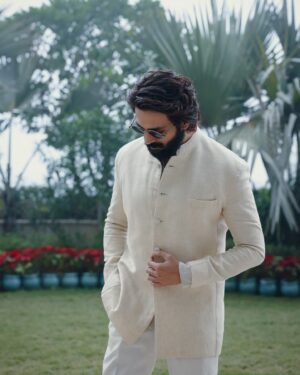 Eka Lakhani Instagram - @kartikaaryan owning the monochrome, on the prestigious occasion of the Arjuna Awards. 🤍🙌🏼

Wearing @kunalrawalofficial
Sunglasses @kuboraum @rkumaropticians
Shoes @shutiqofficial

Styled by @ekalakhani 
Style team @styledbyradhikadhanuka
@fatimabaluchstyles 
@team___e 
Dress Team @yasar_ali0007 @harikrishgk1
Makeup @vickysalvi22
Hair @milankepchaki
Managed by @ishagoraksha @bazziinngaaa @ayeshoe