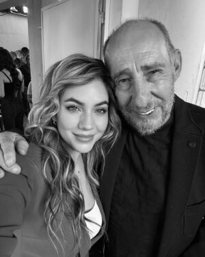 Ela Velden Instagram - Me faltaron fotos con muchos, pero aquí les dejo un pequeño recap de lo que vivimos hoy. ¡Gracias #LasHijasDeLaSeñoraGarcía por este increíble proyecto! Aún no termina, y no quiero que se pierdan el gran final este 2 de marzo ….. P.D. La última foto es la mejor.