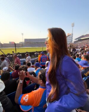 Elina Samantray Instagram - What an experience!! Always been a crazy cricket fan🇮🇳…Today got this opportunity to live in that moment. Watched today with my forever cricket partner @reet_samantaray__ ♥️

India🇮🇳🫶🏻

#cricket #indiaengland #barabatistadium #odimatch #odisha #rayelinasamantaray #indiaenglandodiseries #cuttack