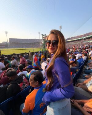Elina Samantray Instagram - What an experience!! Always been a crazy cricket fan🇮🇳…Today got this opportunity to live in that moment. Watched today with my forever cricket partner @reet_samantaray__ ♥️

India🇮🇳🫶🏻

#cricket #indiaengland #barabatistadium #odimatch #odisha #rayelinasamantaray #indiaenglandodiseries #cuttack
