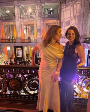 Elisa Donovan Instagram - It was a 💫beautiful night💫 at the @sfballet Opening Night Gala. The vibrance, passion, creativity, commitment, and fierce hard work of the artists in this breathtaking company is a thing of grace and beauty. 

In this particular moment in time we are living in that seems to highlight ugliness and violence and vitriol and hatred, we must be just as tenacious in our battle to choose love. 
To celebrate art and expression. 
In so many moments in history, art has been a form of rebellion, of resistance, of defiance. A way of thriving through pain & suffering. 

Keep shining. 💖
Keep creating. 💕
Keep supporting joy, creativity, knowledge, new ideas. 💡 
Only light can overcome darkness. ☀️ 
Be a bright light. It’s more vital now than ever. ✨ 

Thank you to @pampreston for chairing a magical event and to the entire  @sfballet company led by @rojotamara for the gorgeous performances that moved me to tears multiple times. 
It’s going to be quite a season! 🩰 #sfballet #sfballetgala #ballet #art #expression #resist #chooselove