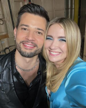 Eliza Bennett Instagram - It’s Dynasty’s seven year anniversary 💎 It was a wild ride bringing Amanda Carrington to life and I’m forever ever grateful for this job, it was my first job back after Covid and it felt so nice to be on set again and working with the loveliest crew of people. HAPPY 7 YEARS Dynasty you crazy bitch.