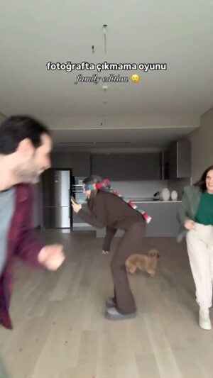 Elvin Levinler Instagram - ailem yeni evimizi ziyarete gelmiştir 🙂‍↕️🫨🥲 canlarım 💙

#family #games #trending