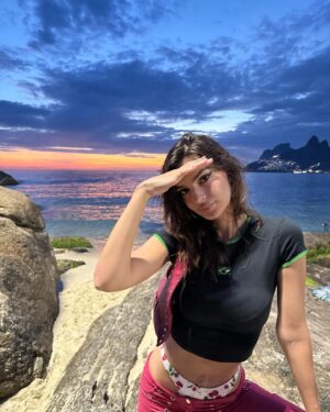Emily Ratajkowski Instagram - eu amo o rio 🇧🇷 ❤️🫂 so so much !