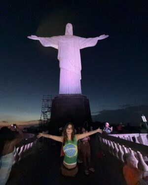 Emily Ratajkowski Instagram - eu amo o rio 🇧🇷 ❤️🫂 so so much !