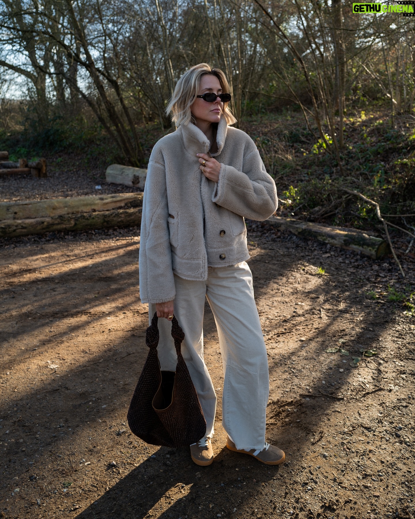 Emily Tierney - 497 Likes - Cosy weekend mode on 🐻 Happy Sunday lovely people, tiny bit of weak winter sunshine making ALL the difference this morning eh?
Comment LINKS to be sent the direct outfit links