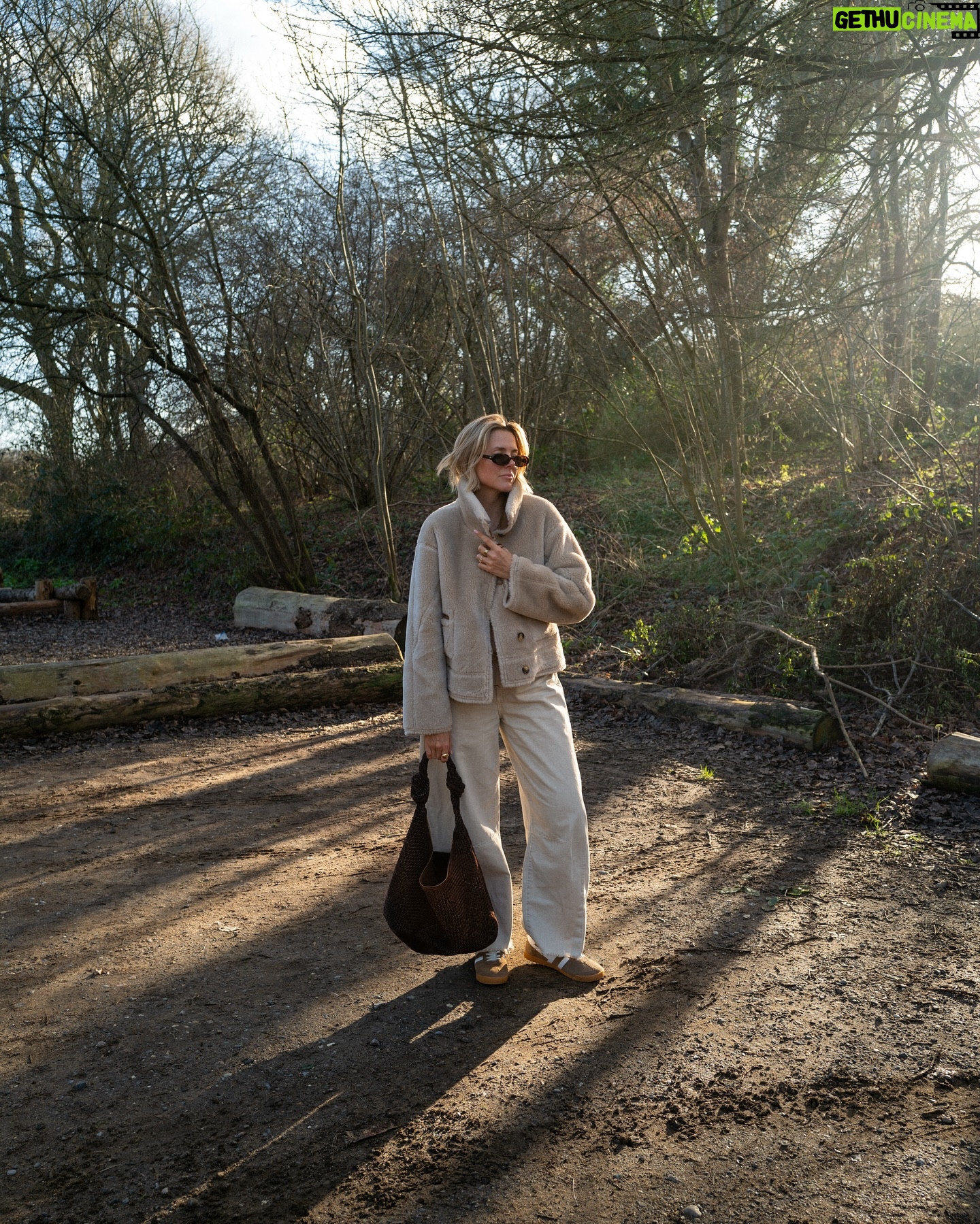Emily Tierney - 497 Likes - Cosy weekend mode on 🐻 Happy Sunday lovely people, tiny bit of weak winter sunshine making ALL the difference this morning eh?
Comment LINKS to be sent the direct outfit links