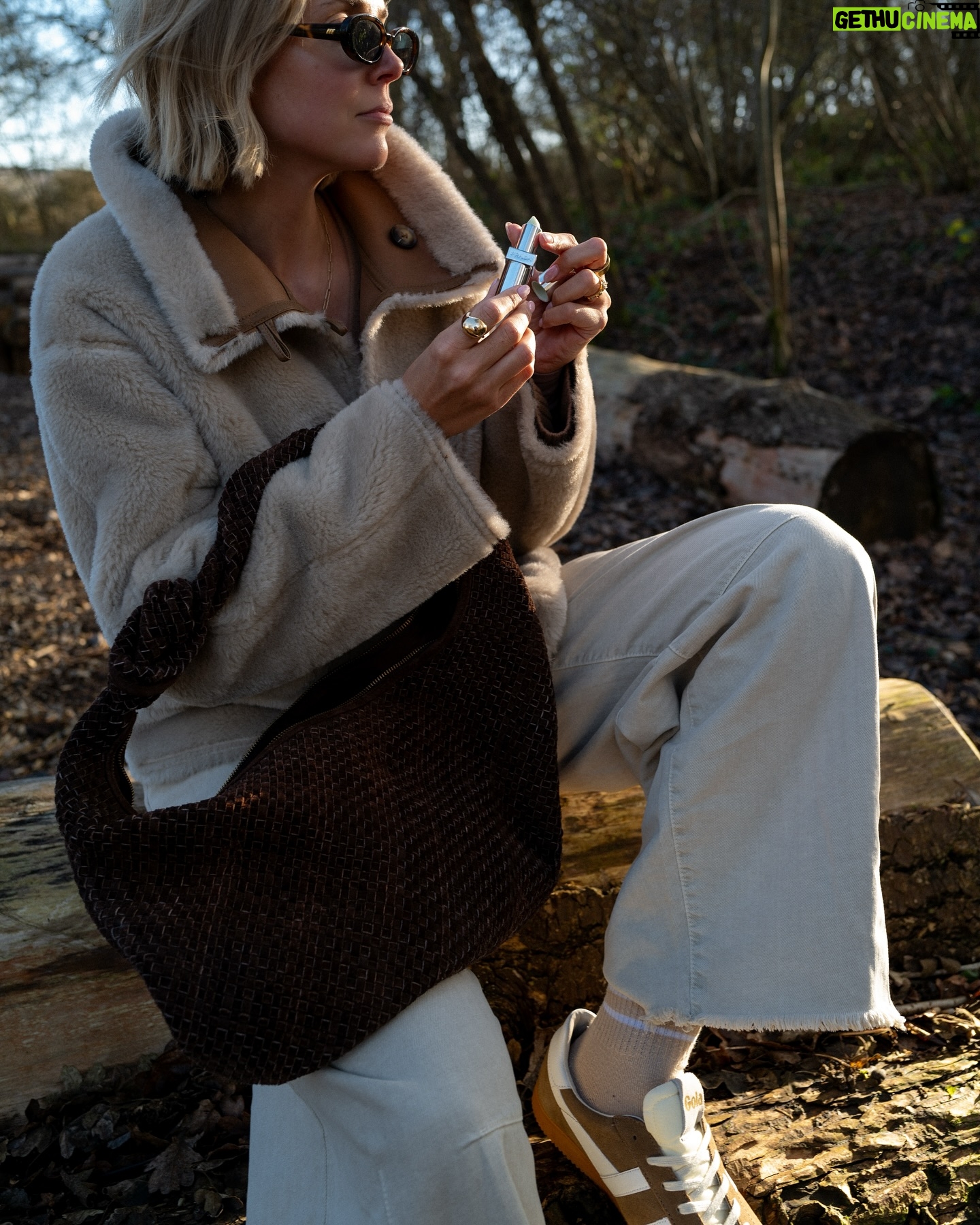 Emily Tierney - 497 Likes - Cosy weekend mode on 🐻 Happy Sunday lovely people, tiny bit of weak winter sunshine making ALL the difference this morning eh?
Comment LINKS to be sent the direct outfit links