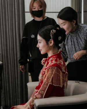 Emmie Reis Instagram - 2024年最美麗的事情❤️

一直以來，
我們看的都不是這個人有多好，
而是妳看他的眼神有多確定
@holycathaha 

是很捨不得，
特別是爸爸握著妳的手交出的時候
（哭爆了…）
但我們都知道要把妳交給
最能使妳幸福的人身邊

#2024
#喜氣洋洋