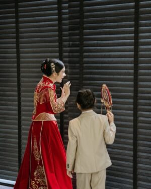 Emmie Reis Instagram - 2024年最美麗的事情❤️

一直以來，
我們看的都不是這個人有多好，
而是妳看他的眼神有多確定
@holycathaha 

是很捨不得，
特別是爸爸握著妳的手交出的時候
（哭爆了…）
但我們都知道要把妳交給
最能使妳幸福的人身邊

#2024
#喜氣洋洋
