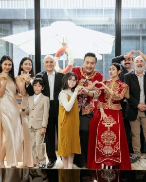 Emmie Reis Instagram - 2024年最美麗的事情❤️

一直以來，
我們看的都不是這個人有多好，
而是妳看他的眼神有多確定
@holycathaha 

是很捨不得，
特別是爸爸握著妳的手交出的時候
（哭爆了…）
但我們都知道要把妳交給
最能使妳幸福的人身邊

#2024
#喜氣洋洋