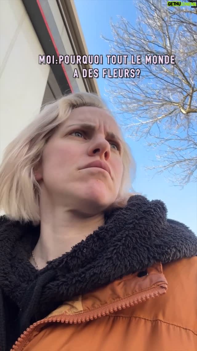 Emy LTR - 14.9K Likes - Quand t’es célibataire au point d’oublier la Saint-Valentin… et que la rue te le rappelle violemment. 😅🌹
Dites-moi que je suis pas la seule à avoir capté en retard ? 😂💔 #Célibataire #SaintValentin