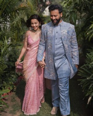 Esha Kansara Instagram - @darshanravaldz @dharal Ke functions khatam kyu ho gaye? 🤣chalu rakho 💃💃💃😘
.
For a change both us styled by @styleitwithniki 😝
Photography @chiragpanchal__ 
Styling assistant @hmn.18 @__sakshirangwani 
Esha styled in -
Jewellery @chaulazheritagejewellery 
Outfit @kalkifashion 
Siddharth’s outfit @bmore_ethnic , @fivebyfive.in