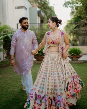 Esha Kansara Instagram - Marraige perks? Freely click as many romantic pictures as you wish and also upload them at times 🤣😍🥰❤️ 
.
Esha styled by @styleitwithniki 
Photography @deeep_46 
Outfit @samta_gaudani 
Jewels @ananaofficial 
Styling assistant @__sakshirangwani